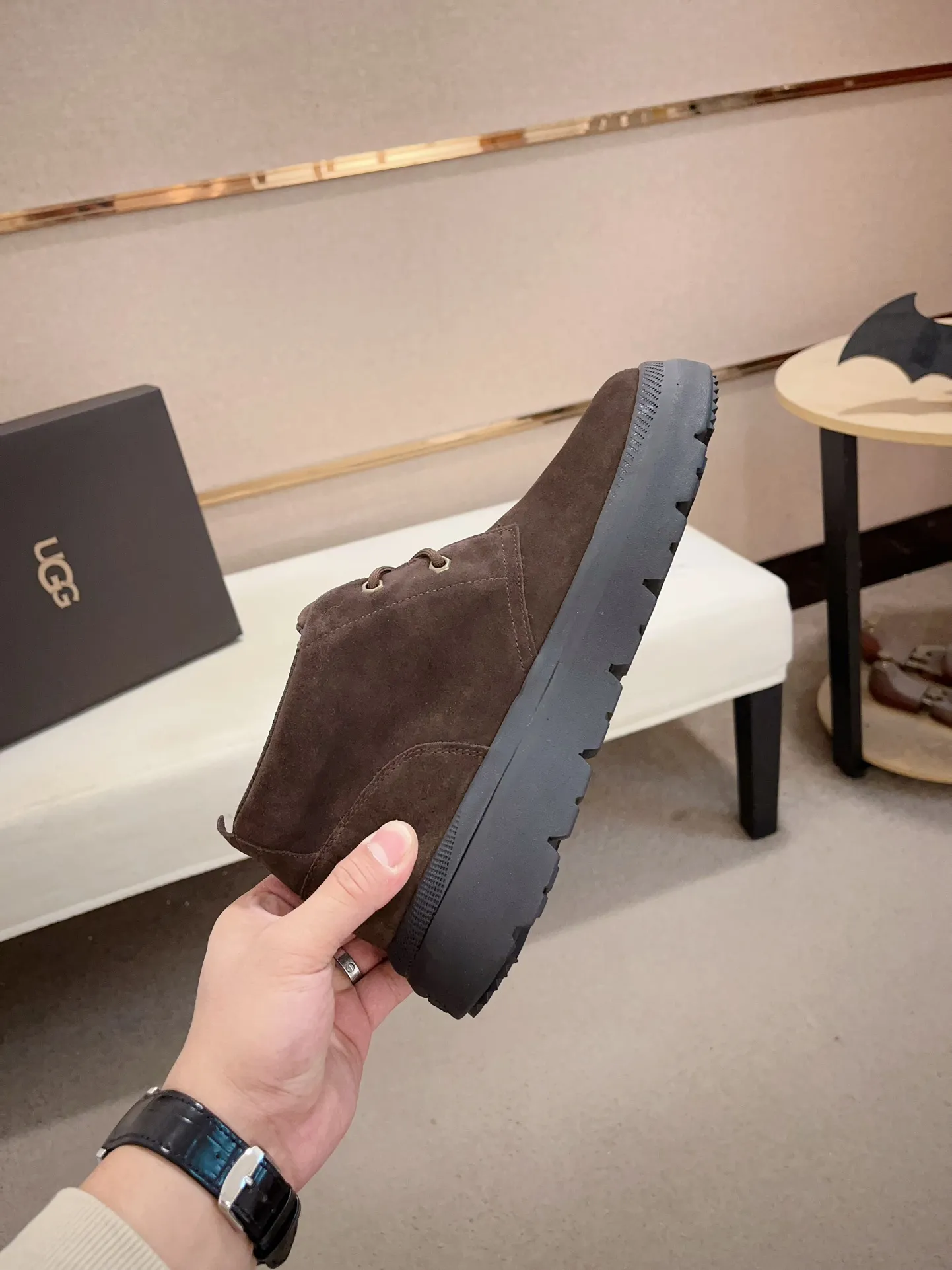Men's shoes💰: 600💰(high-end goods) UGG❄️❄️Latest model 1:1⃣️quality, fabric: high-end quality first-layer cowhide imported from Europe. Lining: wool lining, sole: pure imported rubber foam outsole. ❤️High-end goods, fine workmanship, trendy and fashionable. The fit is very classy. If you know the goods, you will definitely not be able to refuse😍😍Code number: 41-45. Can be customized 46.47.